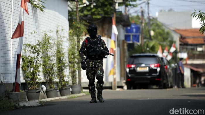 Rekonstruksi kasus dugaan pembunuhan berencana terhadap Brigadir Yosua digelar hari ini. Jelang rekonstruksi, rumah dinas Irjen Ferdy Sambo pun dijaga Brimob.