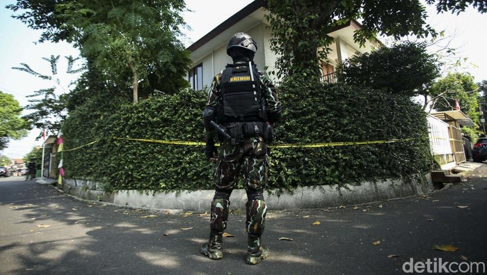 Rekonstruksi kasus dugaan pembunuhan berencana terhadap Brigadir Yosua digelar hari ini. Jelang rekonstruksi, rumah dinas Irjen Ferdy Sambo pun dijaga Brimob.