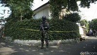 Sejumlah personel Brimob berjaga di sekitar rumah Irjen Ferdy Sambo, Selasa (30/8/2022).