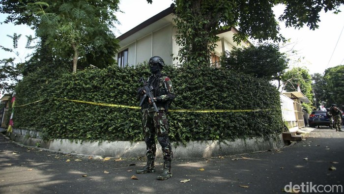 Jelang Rekonstruksi, Rumah Ferdy Sambo Dijaga Brimob Bersenjata Rekonstruksi kasus dugaan pembunuhan berencana terhadap Brigadir Yosua digelar hari ini. Jelang rekonstruksi, rumah dinas Irjen Ferdy Sambo pun dijaga Brimob.
