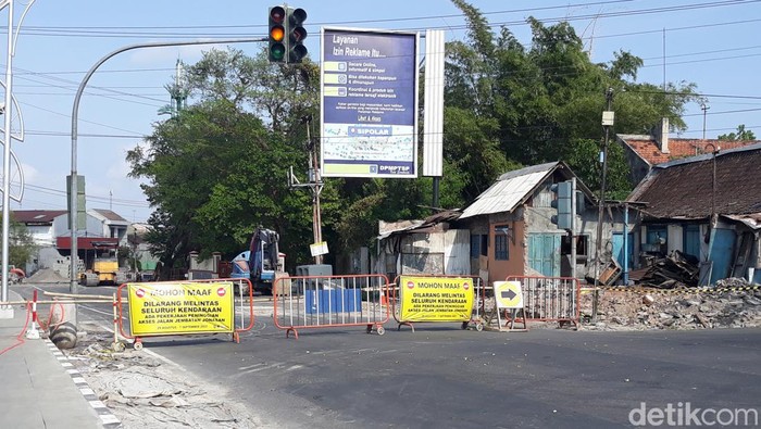Jembatan Jonasan Jebres Solo ditutup untuk peninggian jalan, Selasa (30/8/2022).