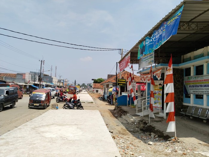 Jl Cikarang Cibarusah rusak parah, perbaikan jalan dimulai. 30 Agustus 2022. (Dok istimewa)