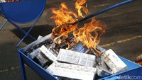 Rokok dibakar dengan cara dibakar.