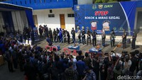 Barang bukti yang dimusnahkan diperkirakan bernilai Rp 10,4 miliar, dengan potensi kerugian negara diperkirakan sebesar Rp 7,4 miliar.