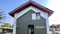 Memanfaatkan bangunan gudang tua, kedai kopi bernama Roast Coffee Ketapang seolah tampil beda di kawasan Taman Sari, Jakarta Barat. Gaya vintage dengan warna-warna yang indah membuat kafe ini tampak instagramable. Foto: Instagram