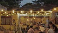 Anarawata Kopi menghadirkan suasana rumah masa kecil yang sangat nyaman. Tempatnya yang tersembunyi atau hidden gem membuat suasana tenang bisa dirasakan di sini walaupun tak terlalu jauh dari jalan utama ibu kota yang bising suara kendaraan. Foto: Instagram