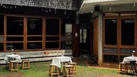 Tidak terasa seperti berada di sebuah kafe, kafe bernama Coffee Dia menghadirkan suasana yang tenang di dalam bangunan yang antik. Di sini kamu juga bisa minum kopi dan menikmati makanan enak di pekarangan rumah yang luas. Foto: Instagram