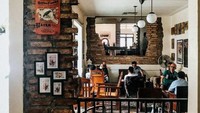 Menghadirkan suasana tradisional Jawa yang kental, kedai kopi bernama Bakoel Koffie mendesain ruangannya seolah seperti rumah pada tahun 80-an. Mulai dari dinding bata hingga lukisan hitam putih lawas banyak ditempel di dinding-dindingnya. Foto: Instagram