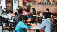 Bagian dinding di Kapitan Lim sengaja dibuat dengan susunan batu bata alami. Suasana kafe dan restoran yang bergaya vintage justru nyaman untuk dinikmati berlama-lama di sini. Foto: Instagram