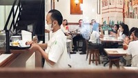 Tersebar di beberapa tempat, Hang Tuah Coffee and Roastery menghadirkan suasana jadul mirip rumah nenek. Di bagian tengah area makannya bahkan ada kipas besar yang antik seolah sedang minum kopi di ruang tamu nenek. Foto: Instagram