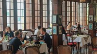 Berada di kawasan bersejarah membuat Cafe Batavia juga mempertahankan keaslian bangunannya. Sentuhan gaya bangunan khas Belanda membuat suasana ingatan masa penjajahan dulu seolah masih bisa dirasakan. Foto: Instagram