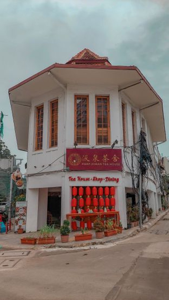 Kafe antik 10 Kafe dan Restoran Berdesain Antik di Jakarta Ini Bikin Nostalgia!