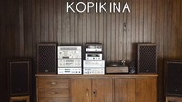 Totalitas dalam menghadirkan kesan vintage yang kental, kedai kopi bernama Kopi Kina menghadirkan set speaker jadul di seluruh gerai mereka. Jika masuk ke kedai kopi ini rasanya seolah sedang masuk ke ruang keluarga di rumah nenek. Foto: Instagram