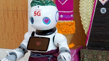Tak lupa ia juga turut serta memantau beberapa showcase 5G Telkomsel yang unjuk gigi dalam kegiatan DEWG ke-4 di Bali.