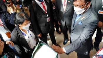 Menteri Komunikasi dan Informatika (Kominfo) RI Johnny G. Plate menjajal dan berinteraksi langsung dengan Artificial Intelligence (AI) Robot di Bali.