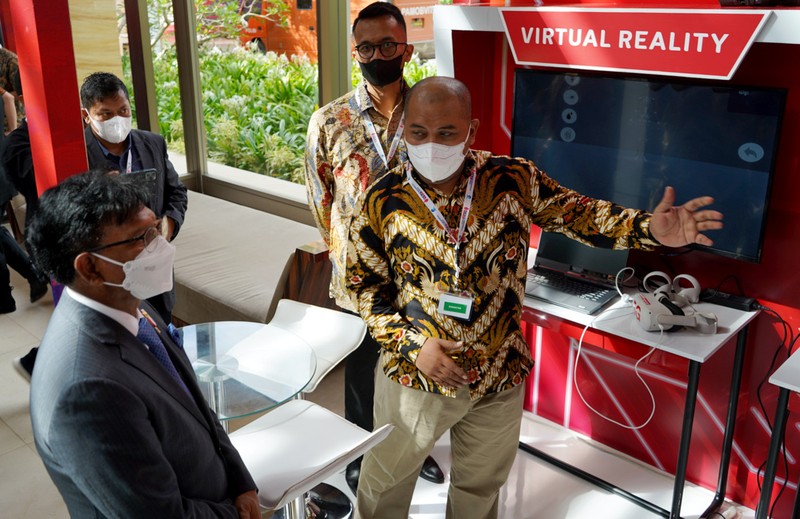 Telkomsel ikut menghadirkan showcase 5G pada dua rangkaian kegiatan G20 di Bali. Begini keseruannya yang juga dihadiri oleh Menkominfo Johnny G. Plate.