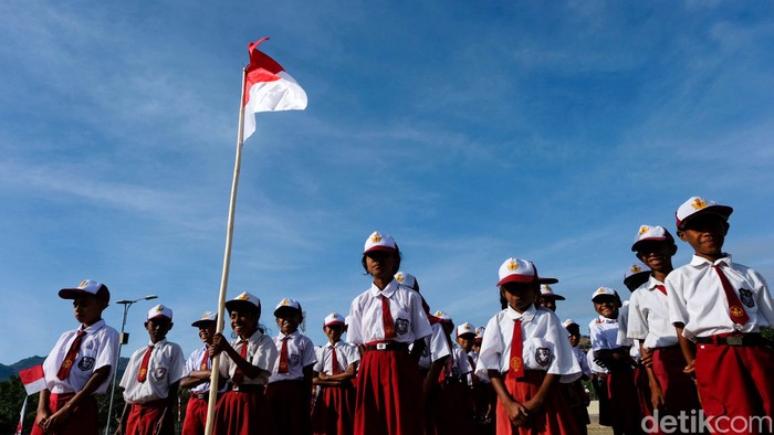Semangat nasionalisme terpancar di Wini. Sang merah putih berkibar di perbatasan Indonesia-Timor Leste.
