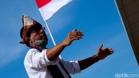 Pengibaran bendera merah putih berlangsung khidmat.