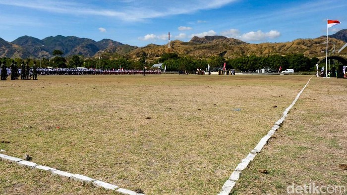 Kala Sang Merah Putih Berkibar di Perbatasan RI-Timor Leste Semangat nasionalisme terpancar di Wini. Sang merah putih berkibar di perbatasan Indonesia-Timor Leste.