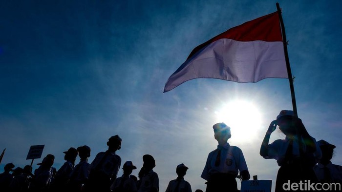 Kala Sang Merah Putih Berkibar di Perbatasan RI-Timor Leste Semangat nasionalisme terpancar di Wini. Sang merah putih berkibar di perbatasan Indonesia-Timor Leste.