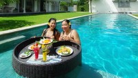 Pemilik 1,1 juta followers Instagram ini sedang menikmati floating breakfast. Selain jus, ada nasi goreng hingga pancake yang siap disantapnya.