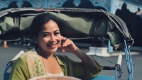 Liburan ke Solo, Feni Rose pamer momen seru. Ia menunjukkan koleksi cangkir teh cantik yang berhias bunga dan warna emas.