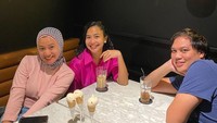 Sesekali Feni Rose memanjakan diri dengan makan enak bareng sahabatnya. Mereka mampir makan daging panggang di restoran. Di meja juga tampak mereka pesan es kopi hingga es krim.