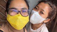 Feni Rose bilang dietnya tak menyiksa. Ia menghindari makanan berbahan tepung, gula, dan makanan olahan. Akhirnya bisa juga nikmatin nasi merah, katanya yang sempat bertemu Kiki Saputri di tempat praktek dokter.