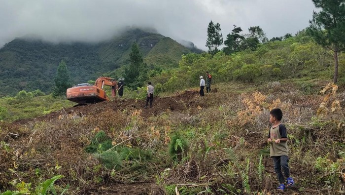 Polisi di Bone menginisiasi pembangunan kelas jauh untuk siswa SD di Tapong, Kecamatan Tellu Limpoe, Kabupaten Bone, Sulawesi Selatan (Sulsel).