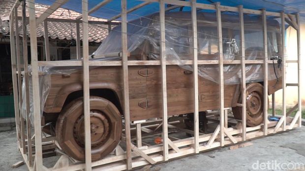 Kerajinan replika mobil berbahan kayu jati produksi warga Boyolali, Selasa (30/8/2022).