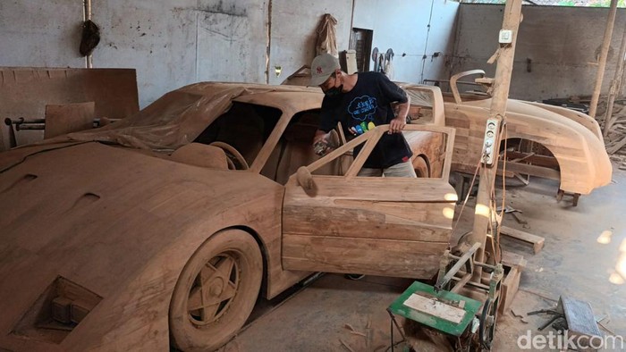 Kerajinan replika mobil berbahan kayu jati produksi warga Boyolali, Selasa (30/8/2022).