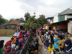 Keseruan Lomba Tangkap Lele di Lamongan, Salah Tangkap hingga Terjungkal