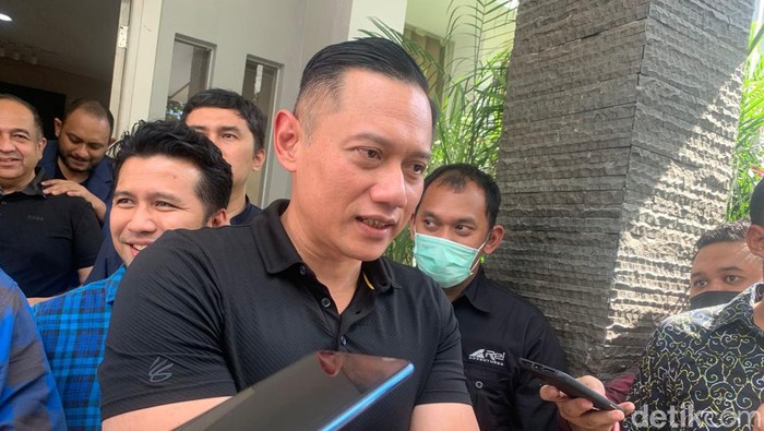 Ketum Partai Demokrat Agus Harimurti Yudhoyono saat ditemui di rumah dinas Wakil Gubernur Jatim