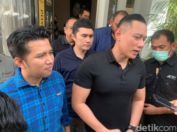 Ketum Partai Demokrat Agus Harimurti Yudhoyono saat ditemui di rumah dinas Wakil Gubernur Jatim