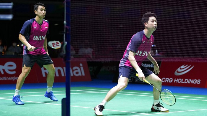 Marcus Fernaldi Gideon, left, and Kevin Sanjaya Sukamuljo of Indonesia, compete in a badminton game of the mens doubles against Ben Lane and Sean Vendy of England in the BWF World Championships in Tokyo, Thursday, Aug. 25, 2022. (AP Photo/Hiro Komae)