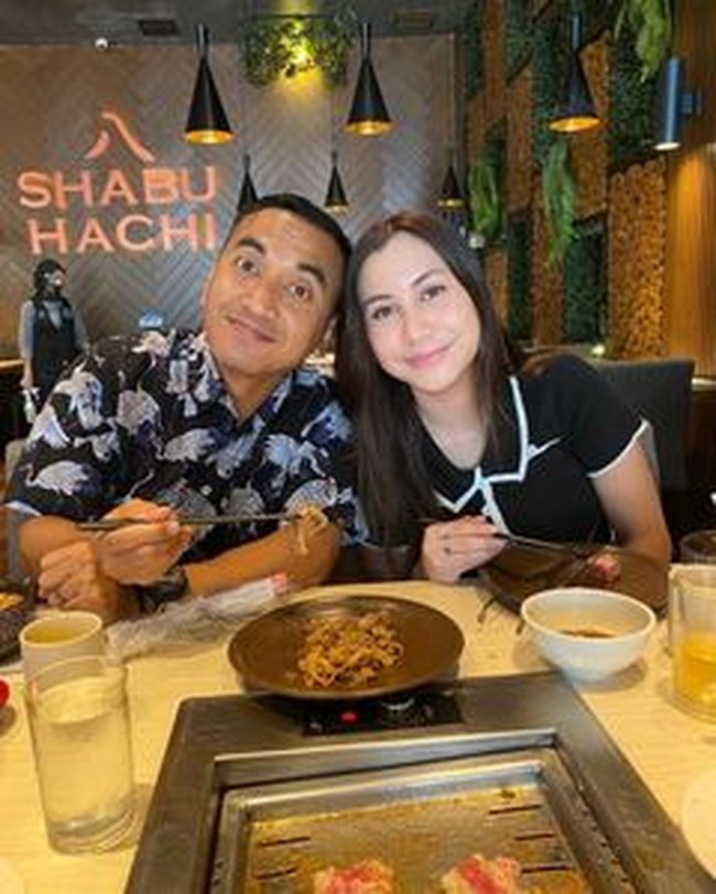 Begini potretnya dengan sang ayah yang baru-baru ini tengah merindukan si putri sulung karena sedang kuliah di Amerika. Foto: Instagram @rico_cepero