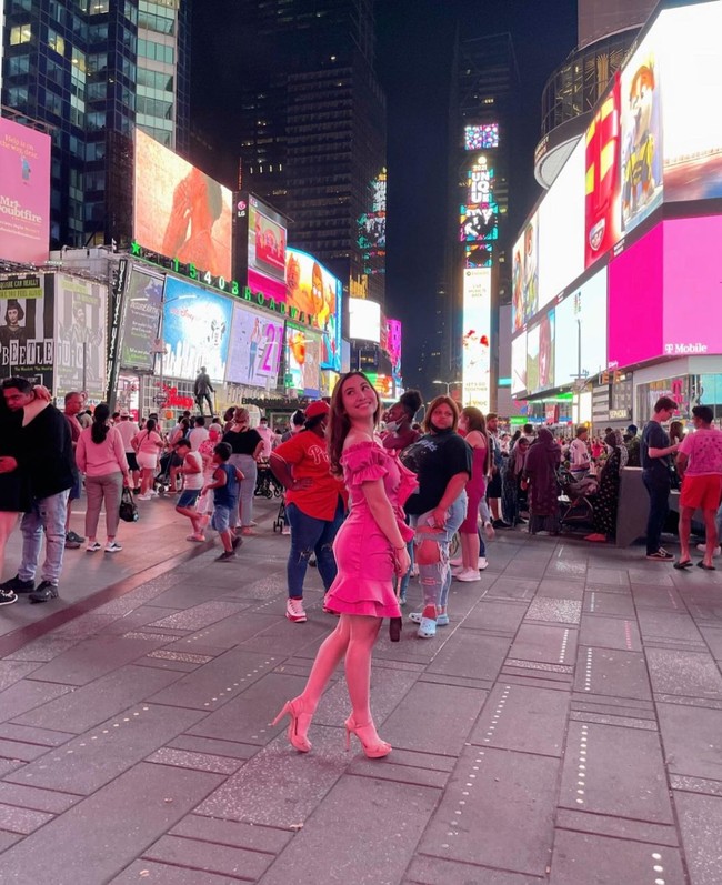 Begini potretnya ketika berkunjung ke New York City. Keysha Alea terlihat ultrafeminin dengan dress pink dan high heels.Foto: Instagram @aleamalakiano