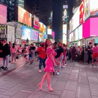 Begini potretnya ketika berkunjung ke New York City. Keysha Alea terlihat ultrafeminin dengan dress pink dan high heels.Foto: Instagram @aleamalakiano