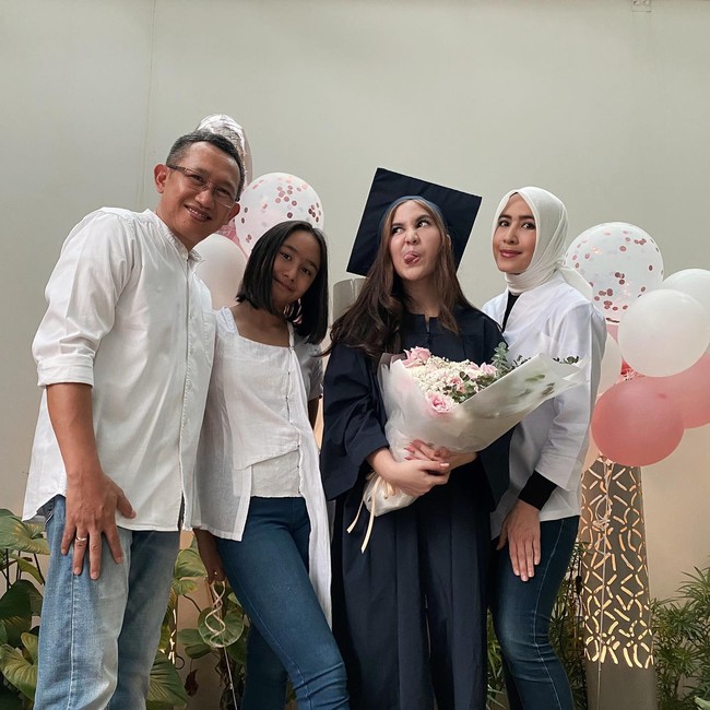 Sebelum pergi ke Amerika untuk melanjutkan pendidikan, Keysha Alea membagikan potret wisudanya dari Mentari Intercultural School atau MIS Bintaro. Foto: Instagram @aleamalakiano