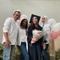 Sebelum pergi ke Amerika untuk melanjutkan pendidikan, Keysha Alea membagikan potret wisudanya dari Mentari Intercultural School atau MIS Bintaro. Foto: Instagram @aleamalakiano