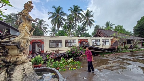Kondisi atap gedung SDN 1 Gadung Sari di Kecamatan Selemadeg Timur, Tabanan, yang ambruk pada Selasa (30/8/2022).