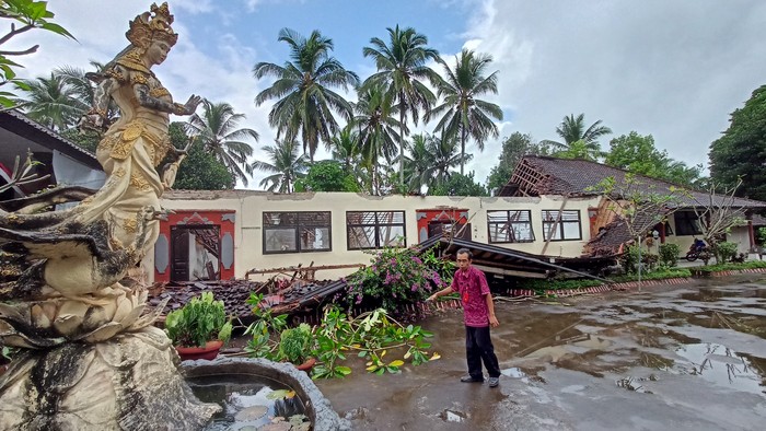 Kondisi atap gedung SDN 1 Gadung Sari di Kecamatan Selemadeg Timur, Tabanan, yang ambruk pada Selasa (30/8/2022).