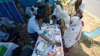 Selain itu, ada tim medis untuk membantu para warga yang membutuhkan obat-obatan dan juga pertolongan bagi warga yang sakit. (Hussain Ali/Getty Images)