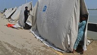 Para korban banjir mengungsi di tenda pengungsian darurat di Sukkur, Pakistan. (Asif Hassan/Getty Images)