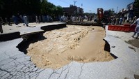 Air yang keruh terlihat di jalanan Charsadda, Pakistan yang rusak akibat banjir bandang tersebut. (Hussain Ali/Getty Images)