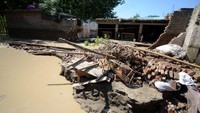 Bangunan rumah warga yang terdampak banjir di Pakistan terlihat hancur tanpa sisa. (Hussain Ali/Getty Images)