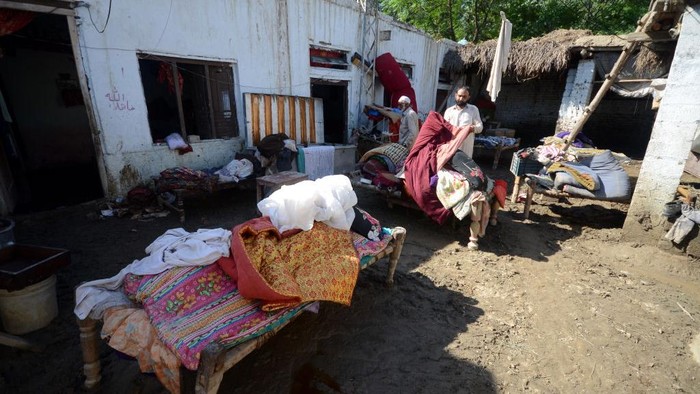 Kondisi Korban Banjir di Pakistan CHARSADDA, PAKISTAN - AUGUST 28: A man is seen trying to survive at a flooded area in Charsadda, Khyber Pakhtunkhwa province, Pakistan on August 28, 2022. Flash floods triggered by destructive monsoon rains have killed more than 1,000 people and injured thousands more since June. Pakistan is appealing for further international assistance while the government has declared an emergency to deal with the serious climate catastrophe that devastated the country. (Photo by Hussain Ali/Anadolu Agency via Getty Images)