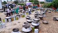 Para petugas membuatkan sejumlah makanan untuk para korban banjir bandang di Dadu, Pakistan, Senin (29/8/2022). (Ahmed Ali/Getty Images)