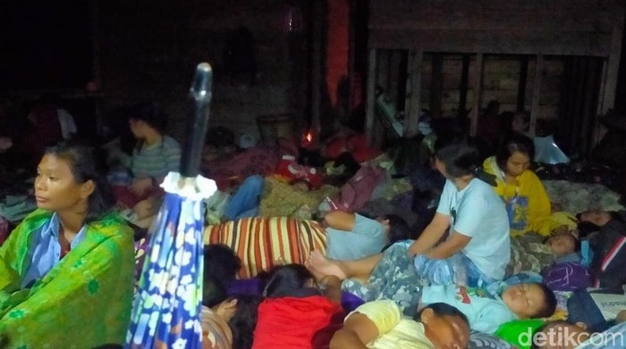 Korban gempa Mentawai di pengungsian.