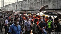 Ratusan petugas diturunkan untuk meratakan kawasan Gunung Antang. Alasan penertiban terkait status penempatan bangunan yang ilegal. Pasalnya, lokasi tersebut akan digunakan untuk pengembangan jalur kereta.
